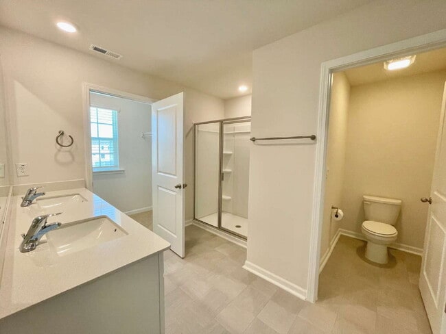 Building Photo - Spacious 5-Bedroom Haven With 3 Full Baths...