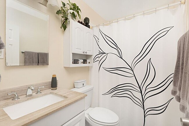 Building Photo - 3 bed 1.5 baths + 2 car garage with a larg...