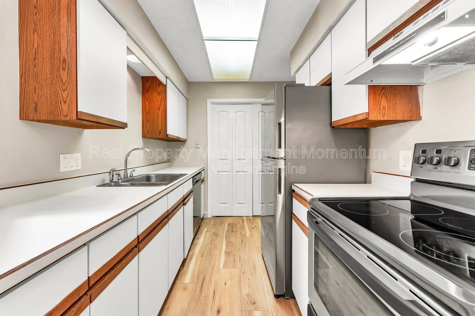 Building Photo - 930 E Primrose St