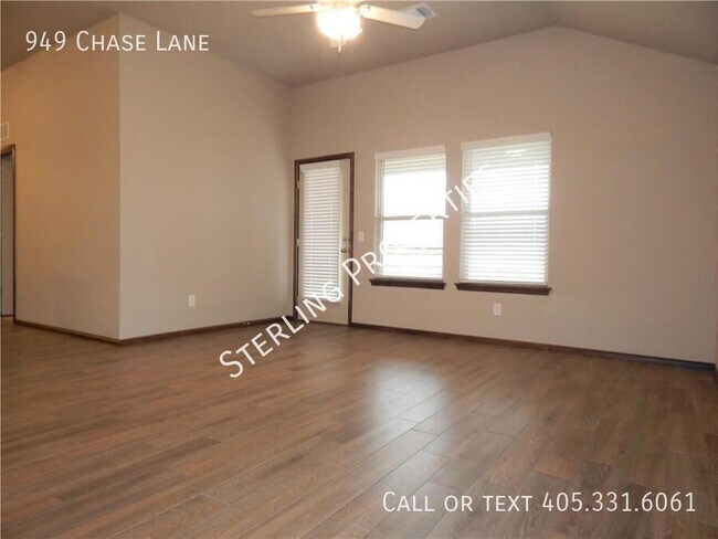 Building Photo - 949 Chase Ln