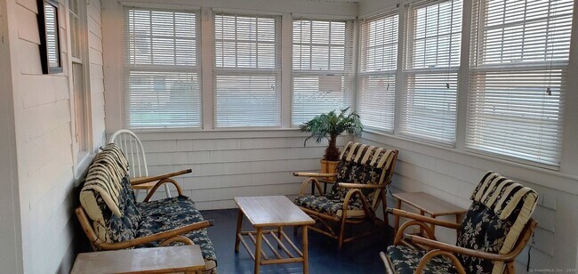 Building Photo - 422 Maple Ave