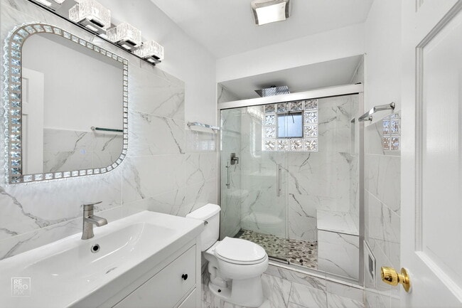 Building Photo - 304 E Golf Rd