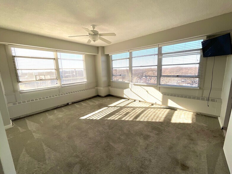 Master Bedroom - 333 W Meyer Blvd