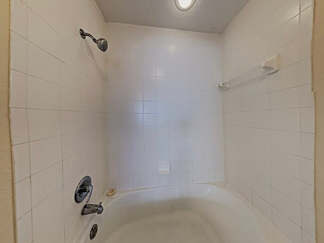 Building Photo - 5800 Lake Pointe Village Cir