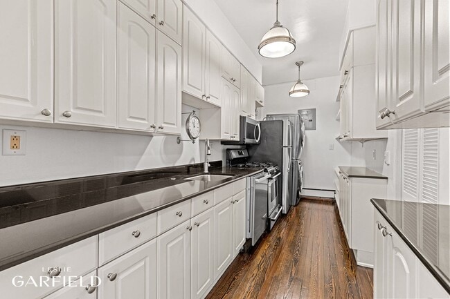 Building Photo - 121 E 61st St