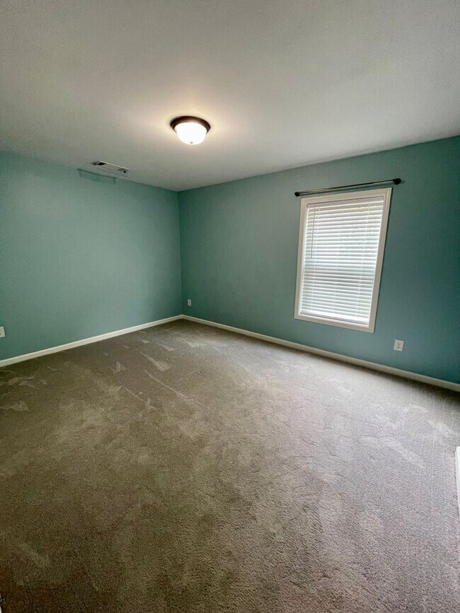 Building Photo - Gorgeous 5 bedroom 3.5 bath home in desira...