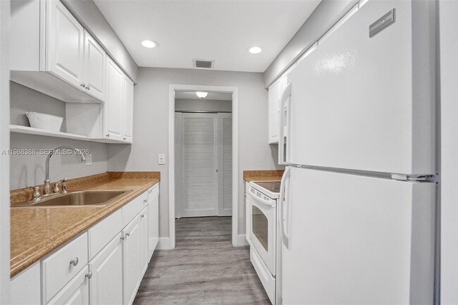 Building Photo - 400 N Riverside Dr