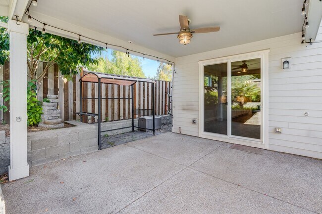 Building Photo - Beautiful 4 Bed, 3 Bath Rental Home in She...