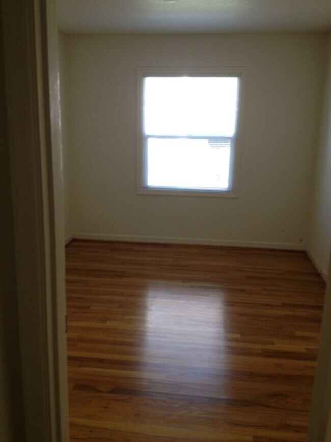 Building Photo - Quaint Cottage Style 1 Level 1 BR in 4-ple...