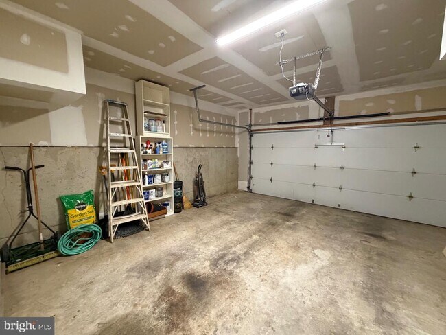 Building Photo - 300 Garden View Square