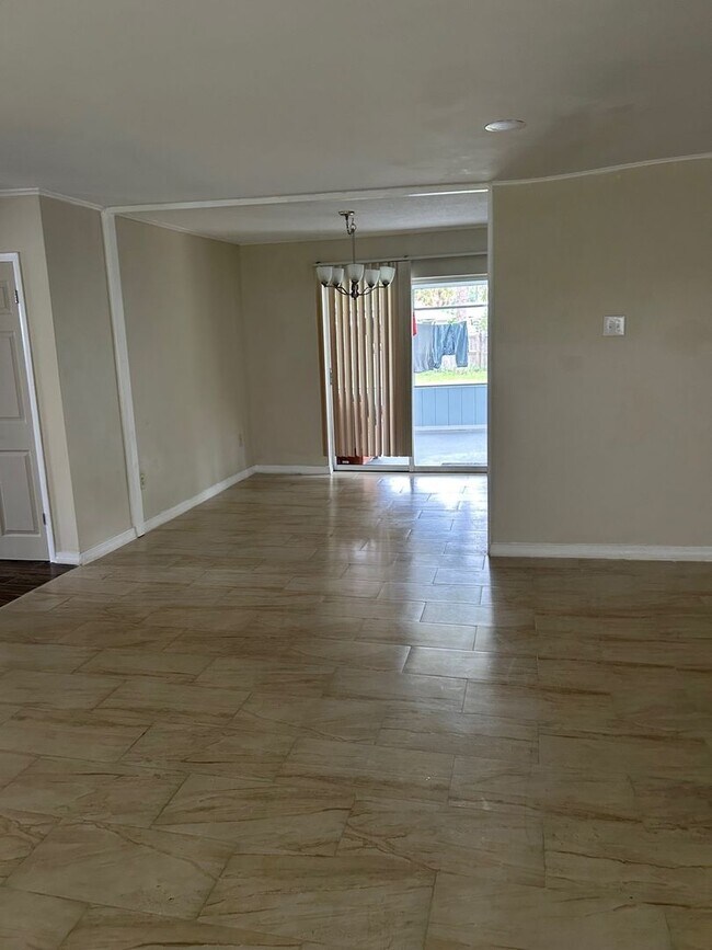 Building Photo - 4BD/2BA on the Island!