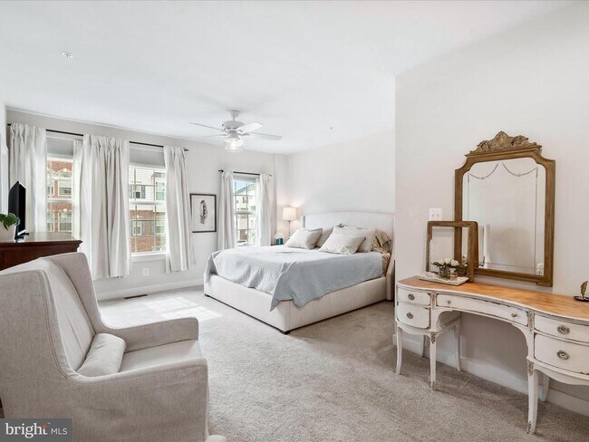 Building Photo - 5940 Etterbeek St