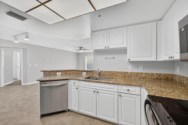 Building Photo - 1100 Crestwood Ct S