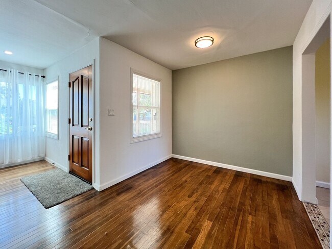 Building Photo - Charming Westwood Cottage in the Heart of Napa