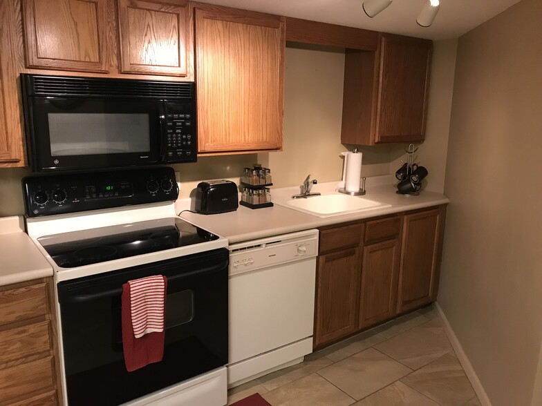 Full kitchen - 107 Cass St
