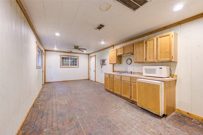 Building Photo - 1712 Lynn Rd