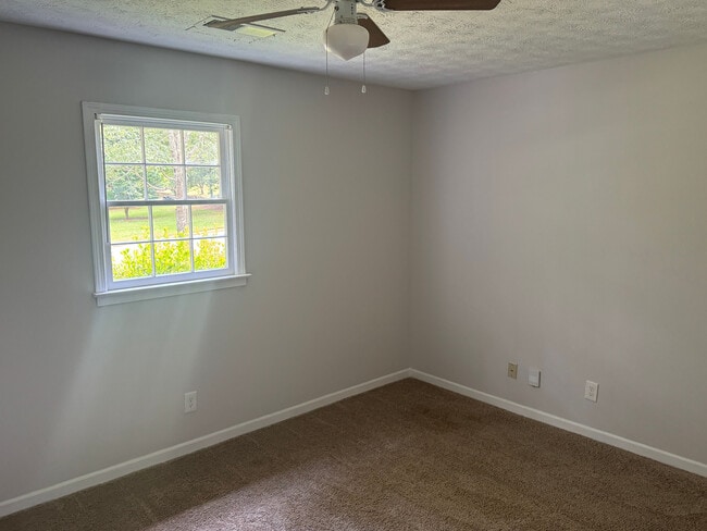 Building Photo - Room in House on Willowbrook Dr