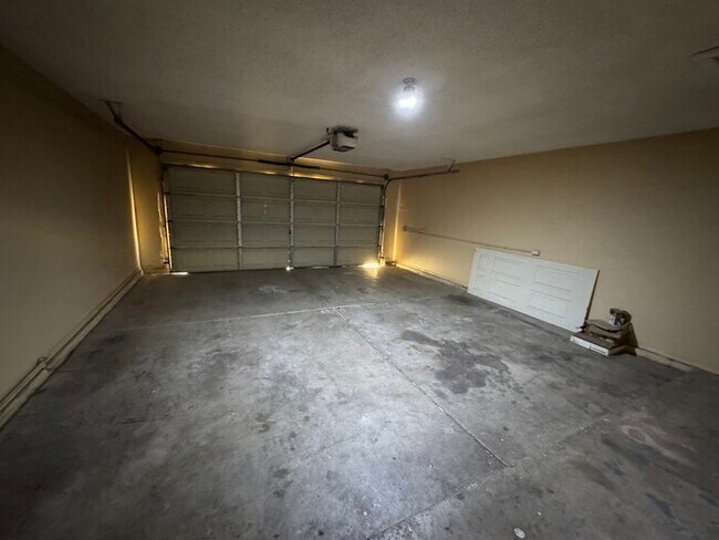 Building Photo - Glendale 3/2 With 2-Car Garage- 1/2 OFF FI...