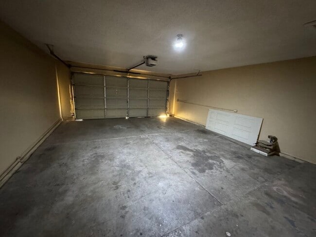Building Photo - Glendale 3/2 With 2-Car Garage