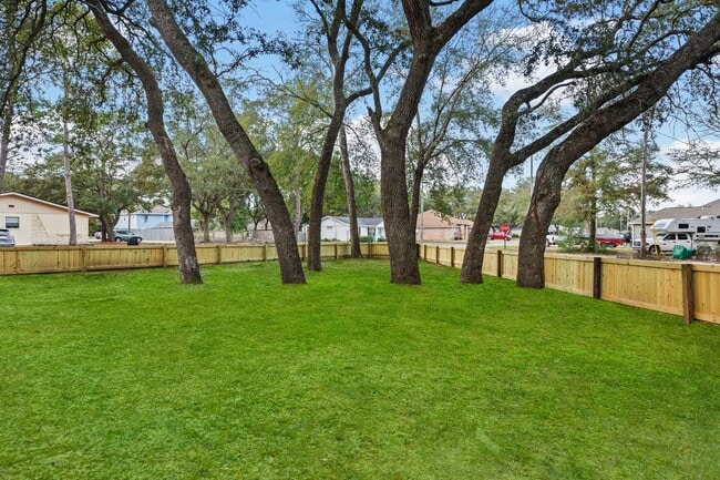 Building Photo - Beautifully Updated Townhouse