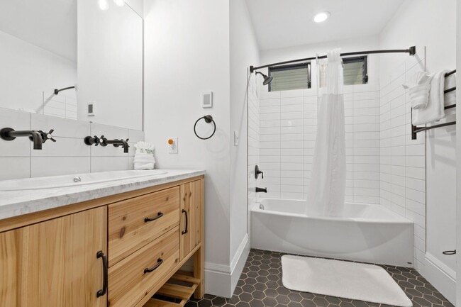 Building Photo - 6bd/3.25ba Seattle House