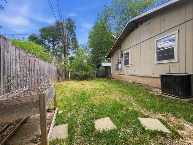 Building Photo - 3402 S Oak Dr