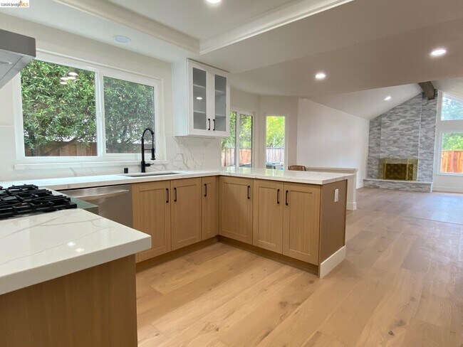 Building Photo - 11 Paddock Ct