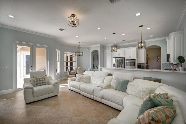 Building Photo - 8980 Lakeview Pl