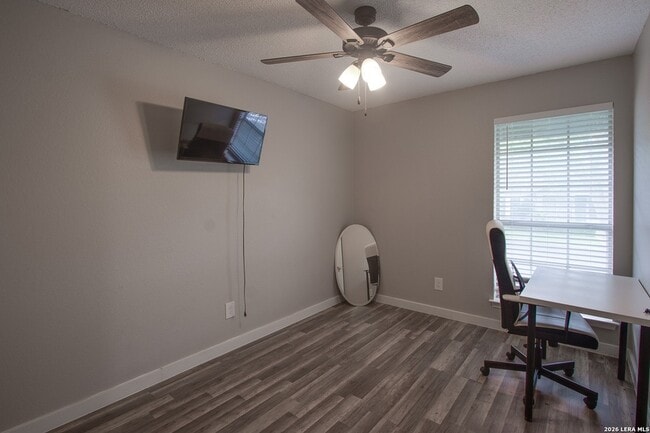 Building Photo - 1015 E Yager Ln