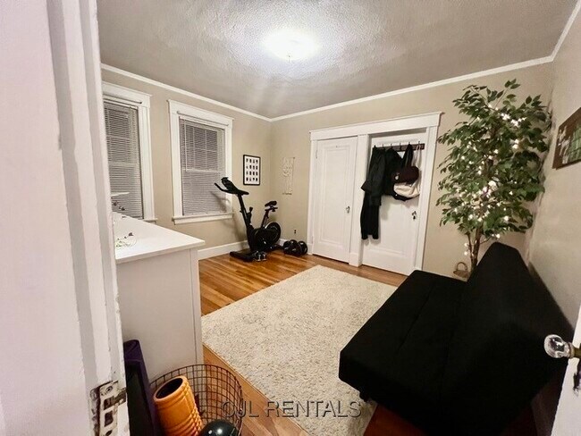 Building Photo - 33 Evans St