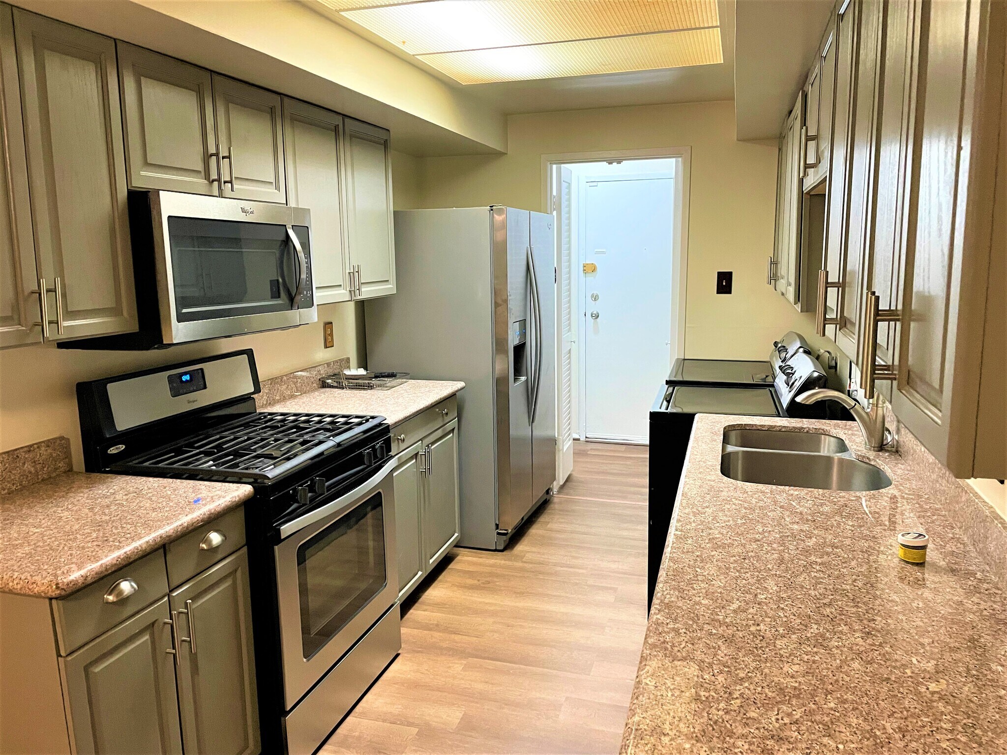 kitchen - 10245 Prince Plz