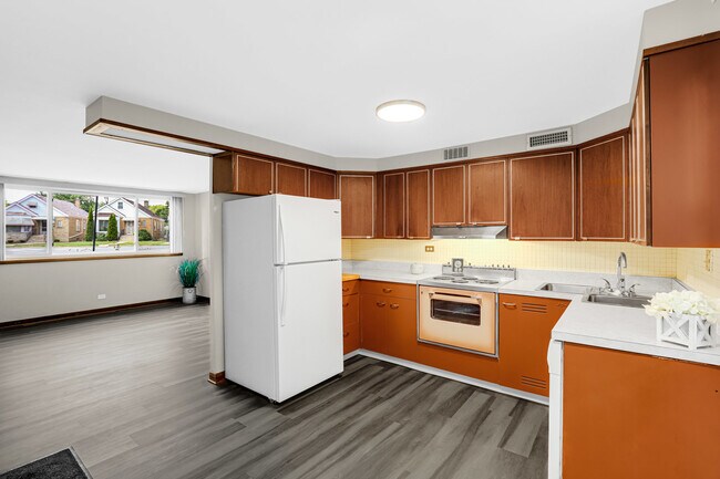 Building Photo - 7105 W Foster Pl