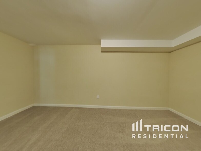 Building Photo - 5102 Lakewood Dr