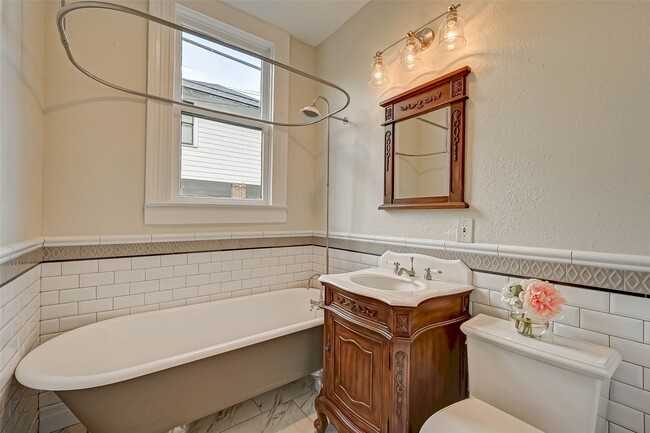 Building Photo - 315 E 15th St