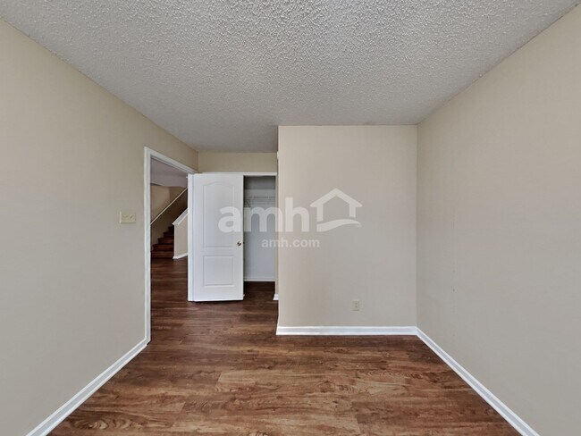 Building Photo - 10935 Parker Dr