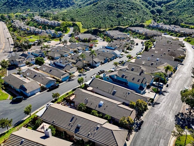 Building Photo - Beautifully Maintained 2 Bed / 2 Bath Home in Gated West Village Community