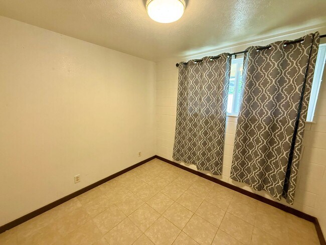 Building Photo - 3 Bedroom / 1 Bathroom Home Available in W...