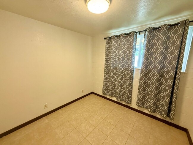 Building Photo - 3 Bedroom / 1 Bathroom Home Available in Wailuku!