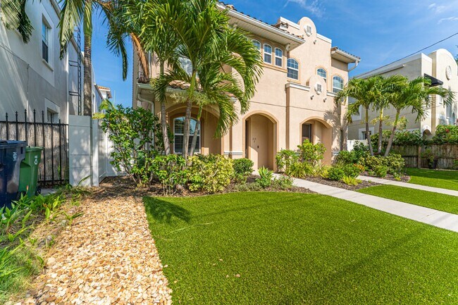 Building Photo - Stunning David weekly designed 3 BR+ OFFICE/ 2.5 BA / 2 Car executive townhouse in Hyde Park / So...
