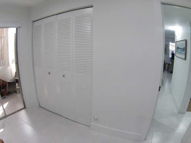 Building Photo - 541 Normandy L