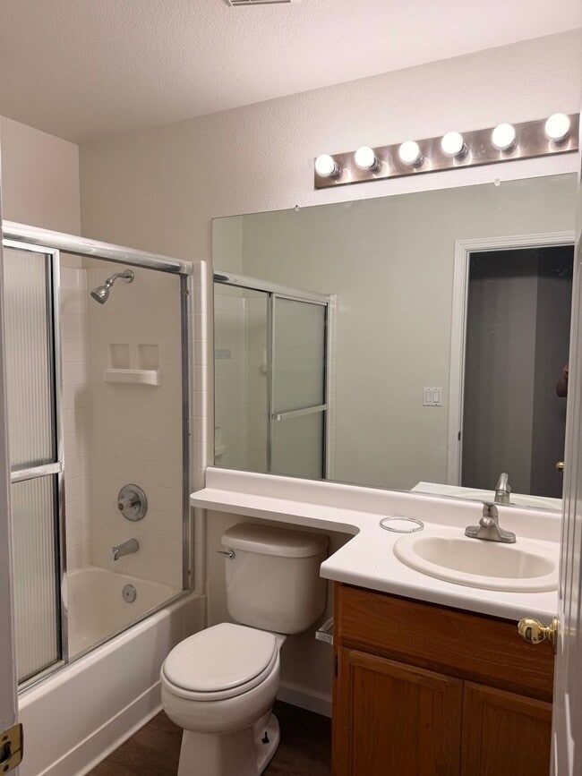 Building Photo - 3-bedroom, 2-bath home in great neighborhood!