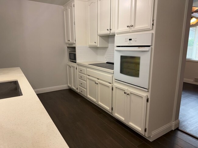 Building Photo - Adorable 3 bedroom 1.5 bath home garden setting