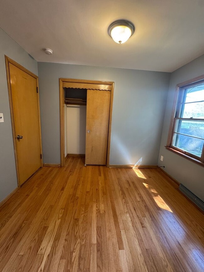 Building Photo - 3 bedroom, 2 bathrooms, 2 car garage-Ranch...