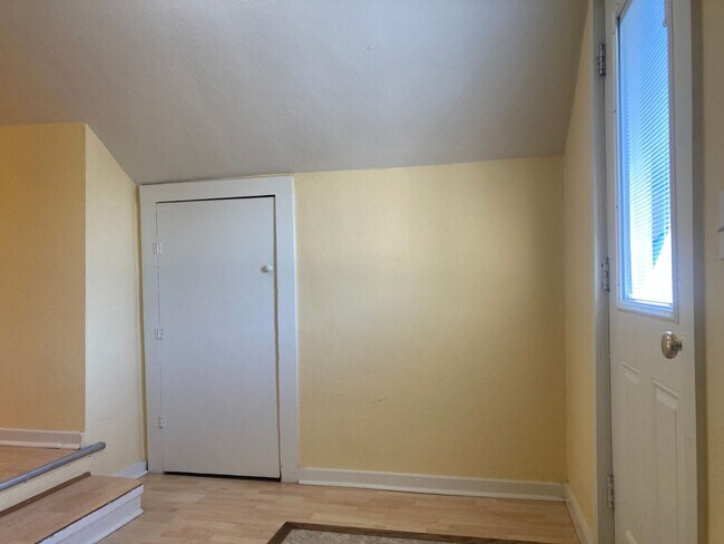 Building Photo - Charming 2nd Level Killingsworth Ct Retreat!