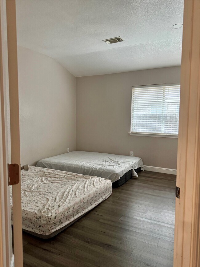 Building Photo - 9431 Water Edge Point Ln