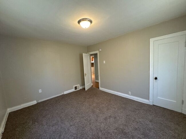 Building Photo - Roomy 4 Bed/1 Bath