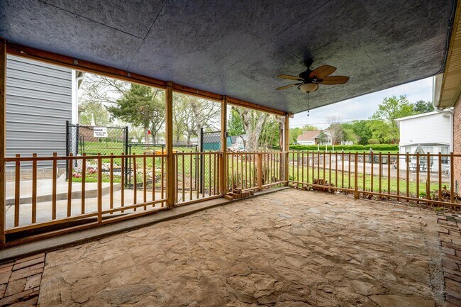 Building Photo - 120 Lake Point Dr