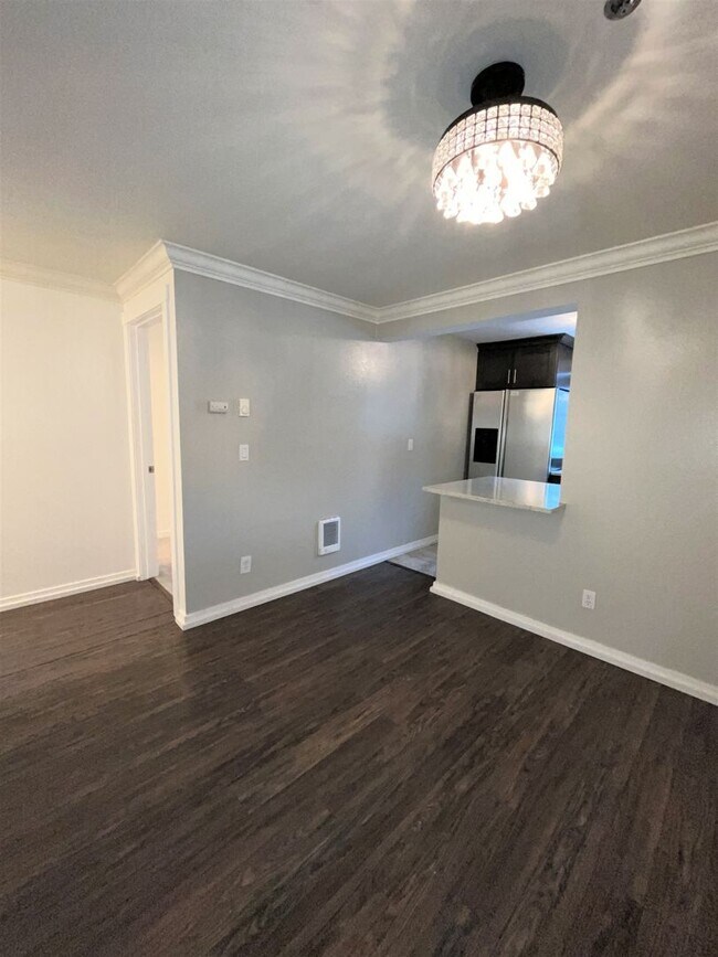 Building Photo - 039 - 2 bed, 2 bath condo minutes from Red...