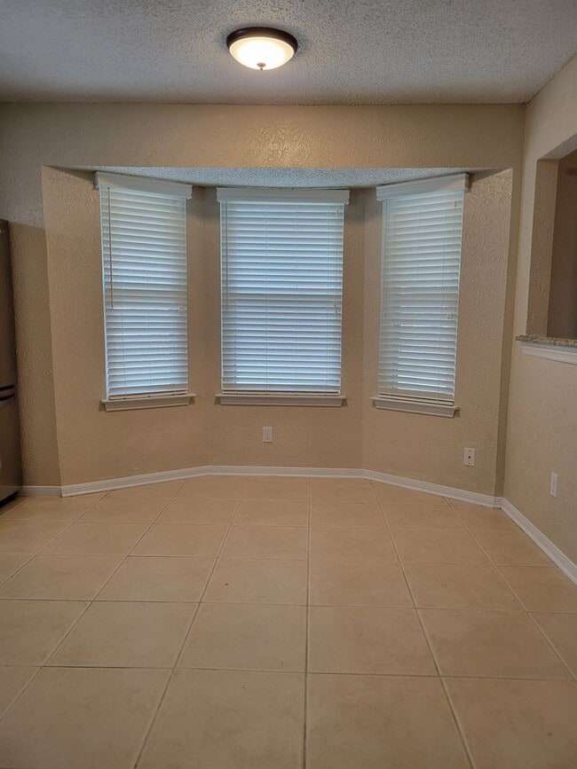 Building Photo - 3bd/2ba house close to major shopping, restaurants, and Ft. Hood!