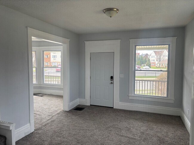 Building Photo - Charming 5-Bedroom Property in Prime Location